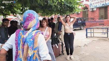 2名女主播印度街头穿吊带跳性感热舞 被男村民包围