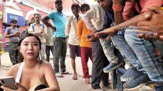 2名女主播印度街头穿吊带跳性感热舞 被男村民包围