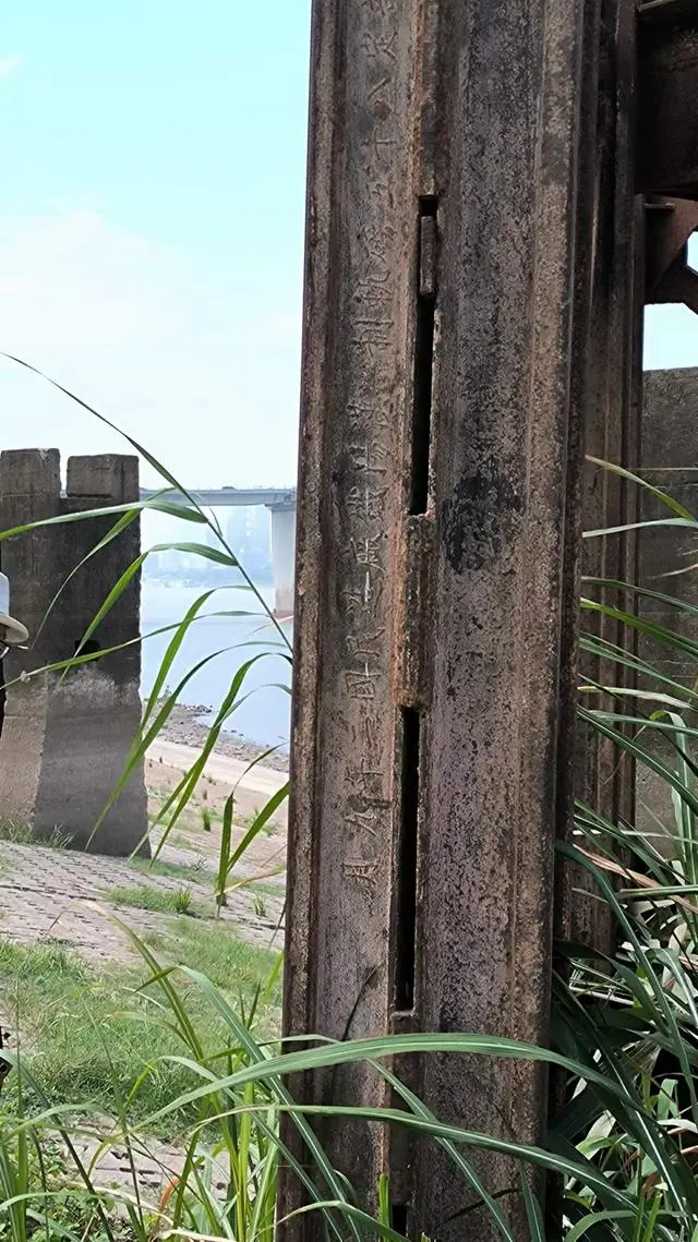 长江露出水下“百年钢轨”罕见细节，“汉阳造”专家：有望评二级文物